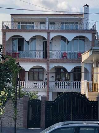 Отели типа «постель и завтрак» Merab House Батуми Семейный люкс с балконом-9