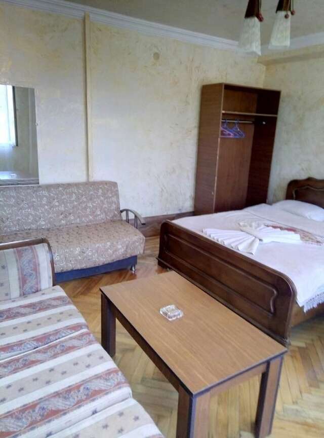 Отели типа «постель и завтрак» Merab House Батуми-5